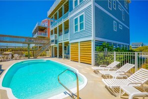 Utendørsbasseng og et oppvarmet basseng