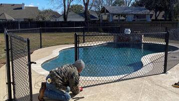 Una piscina al aire libre