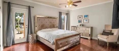 5 dormitorios, escritorio, tabla de planchar con plancha y cuna de viaje