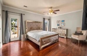 5 habitaciones, escritorio y tabla de planchar con plancha 