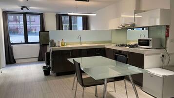 Kylskåp, kaffe- och tebryggare och grytor/köksredskap