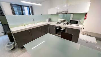 Kylskåp, kaffe- och tebryggare och grytor/köksredskap