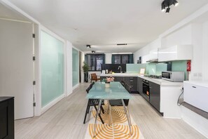 Fridge, coffee/tea maker, cookware/dishes/utensils - Alex | 2 BDR London Apartment (London)