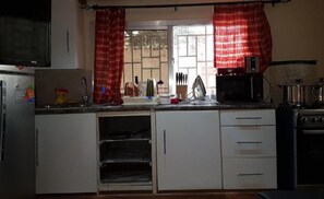 Private kitchen - One-Bedroom Apartment - Mansholl Luxurious Apartment
(Freetown)