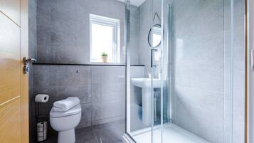 Deluxe Apartment | Bathroom | Shower, hair dryer, towels, soap