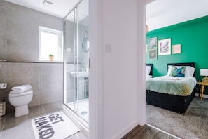 Deluxe Apartment | Bathroom | Shower, hair dryer, towels, soap