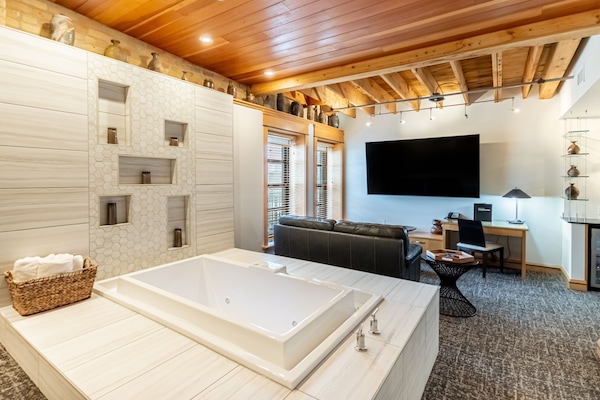 Suite Deluxe | 1 chambre, coffres-forts dans les chambres, décoration personnalisée