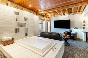 Suite – deluxe | Safe på rommet, individuelt dekorert, individuelt innredet og skrivebord