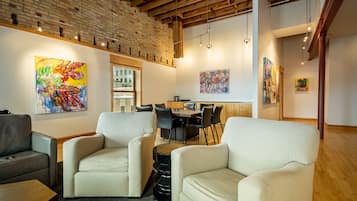 Executive penthouse | Een kluis op de kamer, individueel gedecoreerd, individueel gemeubileerd