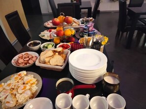 每日付費供應當地料理早餐