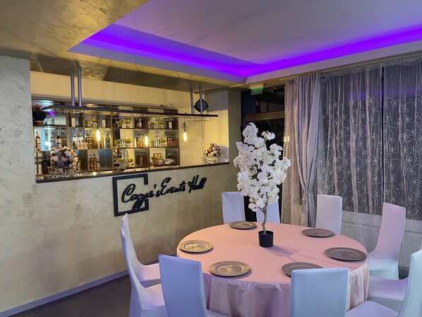 Bar (trong khuôn viên)