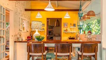 Fridge, oven, stovetop, coffee/tea maker