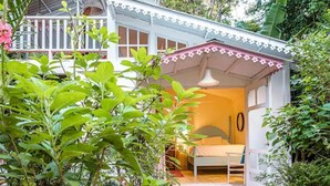 Un petit chalet confortable avec un lit simple et un balcon.