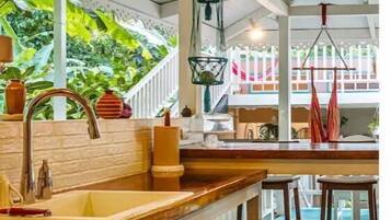 Fridge, oven, stovetop, coffee/tea maker