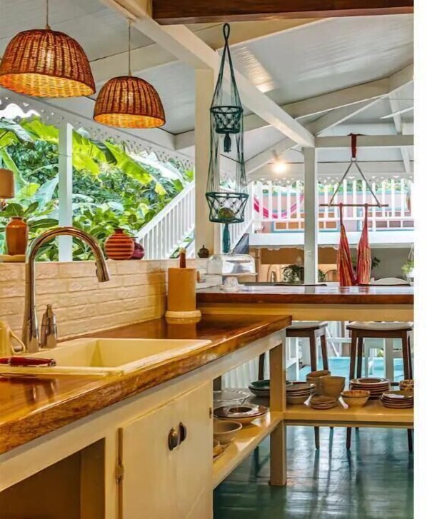 Kühlschrank, Ofen, Herdplatte, Wasserkocher mit Kaffee-/Teezubehör