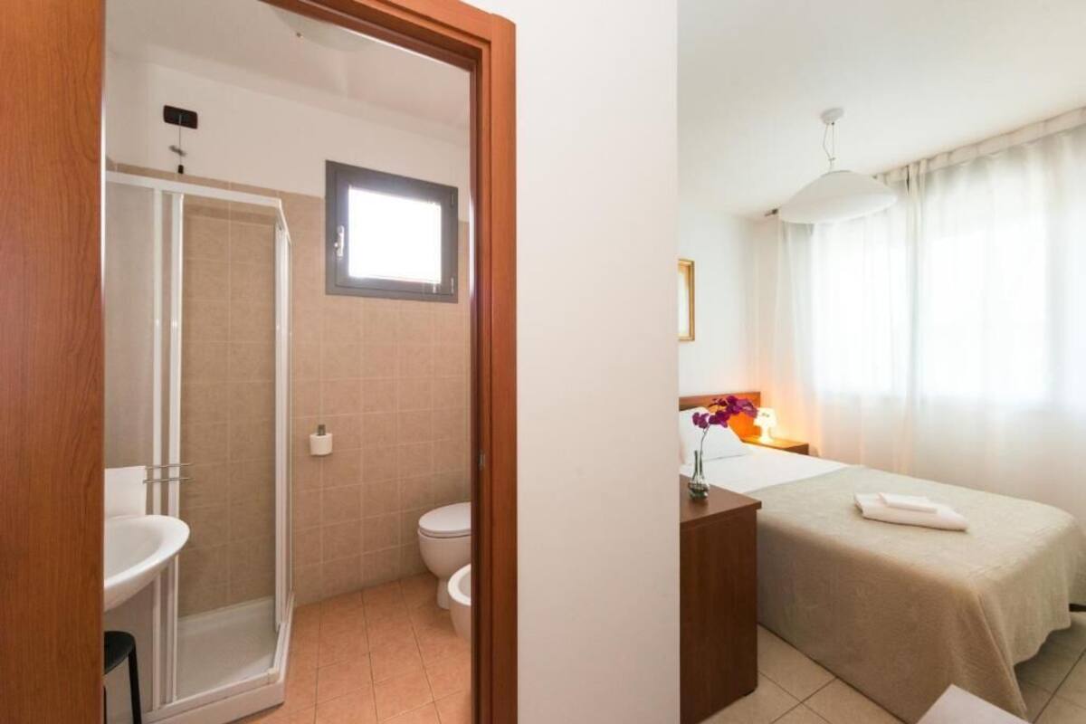 Une salle de bain avec douche, toilettes et lavabo.