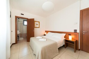 Quarto casal standard | Edredons de pluma, cofres nos quartos, escrivaninha, cortinas blackout