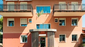 A multi-story building with a central entrance, balconies, and windows. - La Lista Rooms Venice CO Doge Veneziano (Mestre)