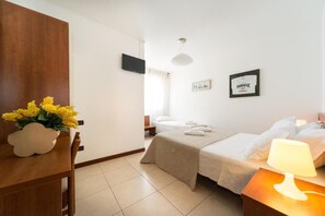Habitación triple estándar | Edredón, caja de seguridad en la habitación y escritorio 