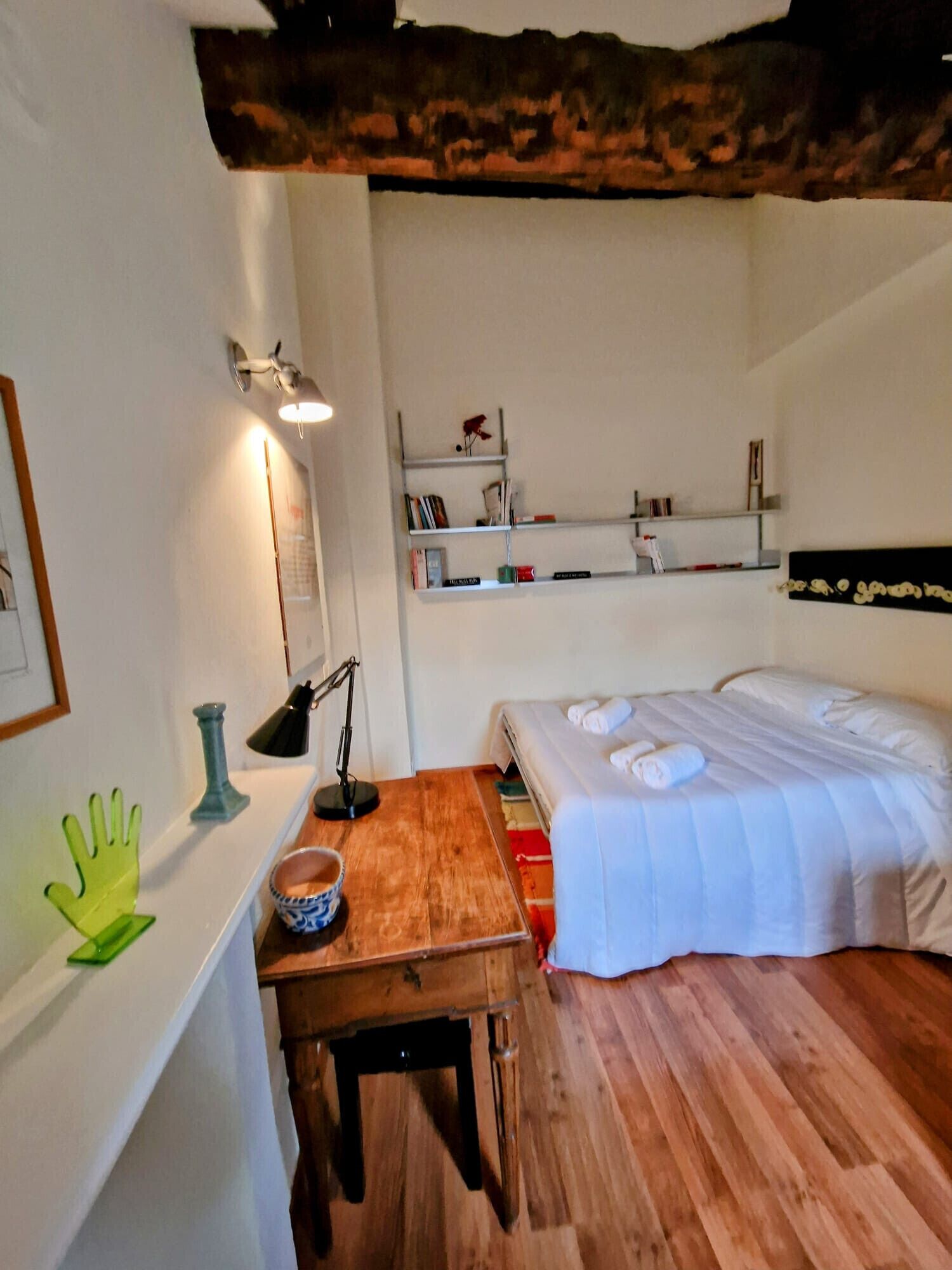 Escritorio, tabla de planchar con plancha, wifi gratis y ropa de cama 