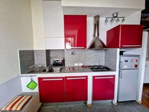 Réfrigérateur, four à micro-ondes, un four, surface de cuisson