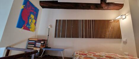 Iron/ironing board, free WiFi, bed sheets