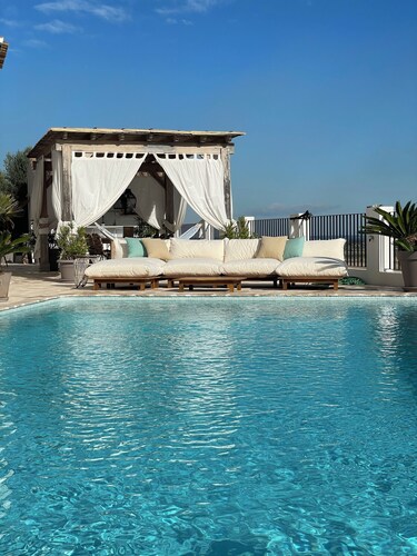 Luxury villa 12-16 Persons with infinity pool, terraces, beautiful views, Denia