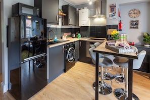 Fridge, microwave, oven, coffee/tea maker - Ramblers Retreat (Kings Lynn)