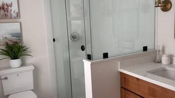 Douche, sèche-cheveux, serviettes fournies, papier toilette