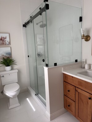 Bruser, hårtørrer, håndklæder, Toiletpapir