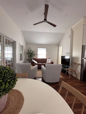 TV - Quick walk to private beach from this brand new 3-bedroom cottage (Wareham)