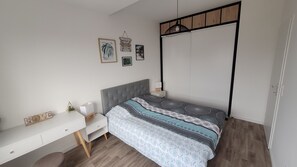 1 soverom, skrivebord, wi-fi (inkludert) og sengetøy