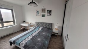 1 chambre, bureau, accès au Wi-Fi (inclus), literie fournie