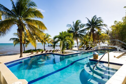 INCREDIBLY SPACIOUS PRIVATE BEACHFRONT VILLA WITH POOL AND KAYAKS