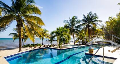 INCREDIBLY SPACIOUS PRIVATE BEACHFRONT VILLA WITH POOL AND KAYAKS