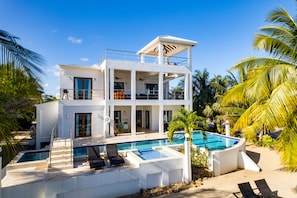 Exterior - INCREDIBLY SPACIOUS PRIVATE BEACHFRONT VILLA WITH POOL AND KAYAKS (Placencia)