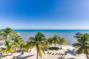 På stranden, solsenger og strandhåndklær