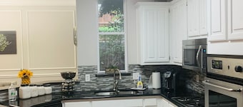 Sunset Hill Haven: Relaxing balcony & Backyard, short walk to Rockwall Harbor