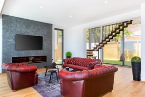 TV - Luxury Villa Maroon with Pool (Medulin)