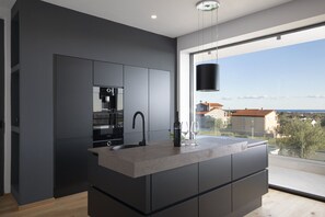 Fridge, microwave, oven, stovetop - Luxury Villa Maroon with Pool (Medulin)