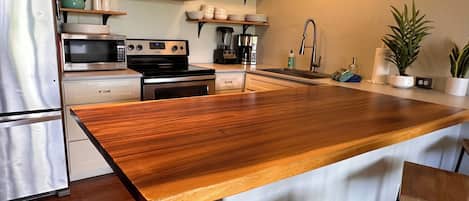 Réfrigérateur, four à micro-ondes, un four, surface de cuisson