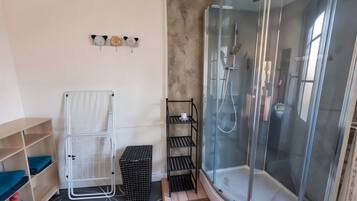 Douche, bidet, serviettes fournies, savon