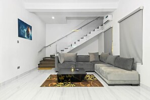 Exklusivt rum | 1 sovrum, värdeförvaringsskåp på rummet, skrivbord och gratis wi-fi