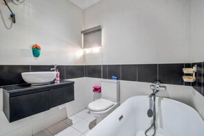 Free toiletries, hair dryer, slippers - Gorgeous Shortlet Apartment Lekki (Lekki)