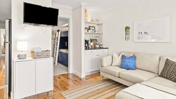 Smart TV, mesa de ping pong, libros