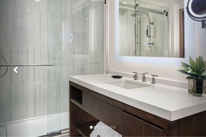 Dusche, Haartrockner, Handtücher, Seife