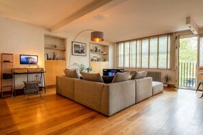 Living area - Shoreditch Loft Overlooking Hoxton Square (London)