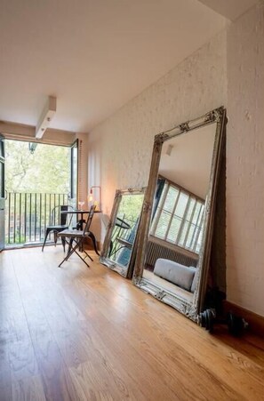 Interior - Shoreditch Loft Overlooking Hoxton Square (London)