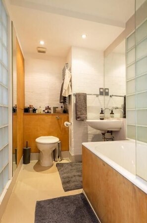 Bathroom - Shoreditch Loft Overlooking Hoxton Square (London)