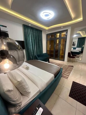 Gallery Room | 1 bedroom, soundproofing, free WiFi